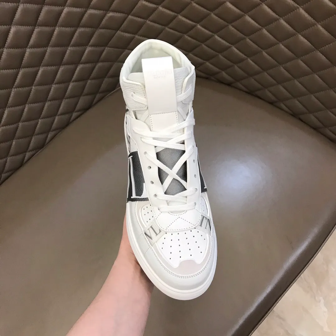p480 "VALETINO**" new high-top 🆕 calfskin lace-up sneakers. No man should be able to refuse these shoes. The classic color scheme is so handsome! Purchase a high-precision replica of the original version to instantly sell off the market currency! 6 VLTN logo rubber effect straps - Valentino Garavani Logo printed on the back and tongue, all materials are customized to ensure quality! Size: 38-44